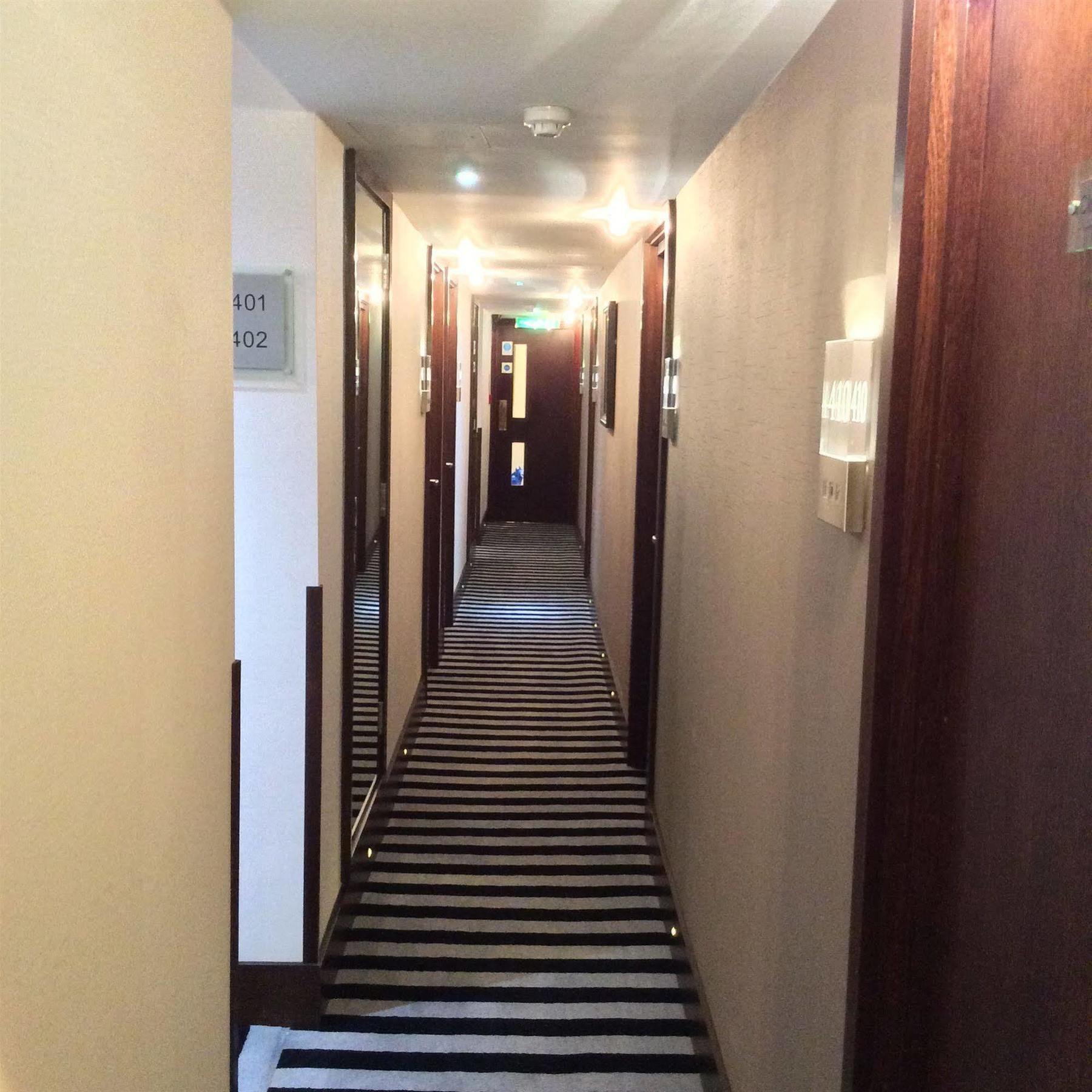 Park Grand London Lancaster Gate Hotel Екстериор снимка A typical hotel corridor